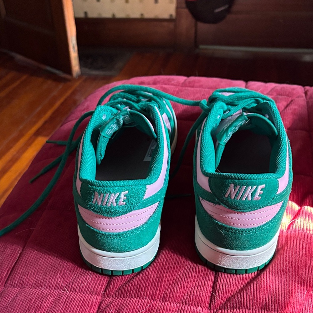 Nike Sneakers in Green and Pink